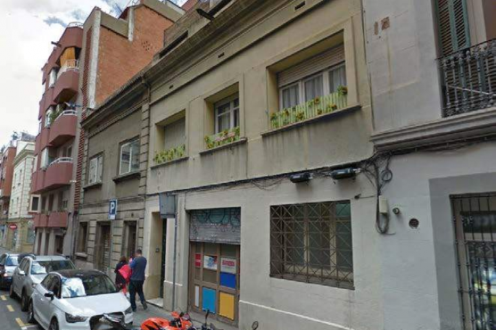Жилое здание в Барселоне (2 квартиры + коммерческое помещение) 