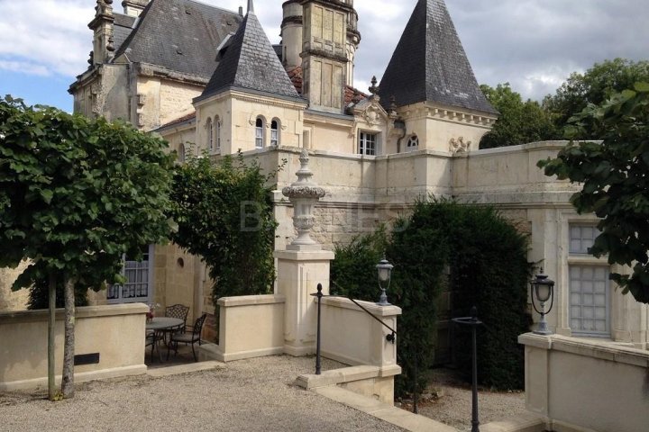 Замок в Фонтене-ле-Конт 