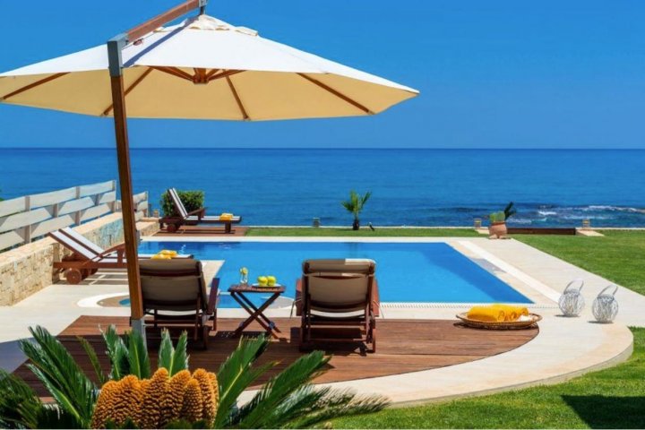 Вилла с бассейном у пляжа на Крите 