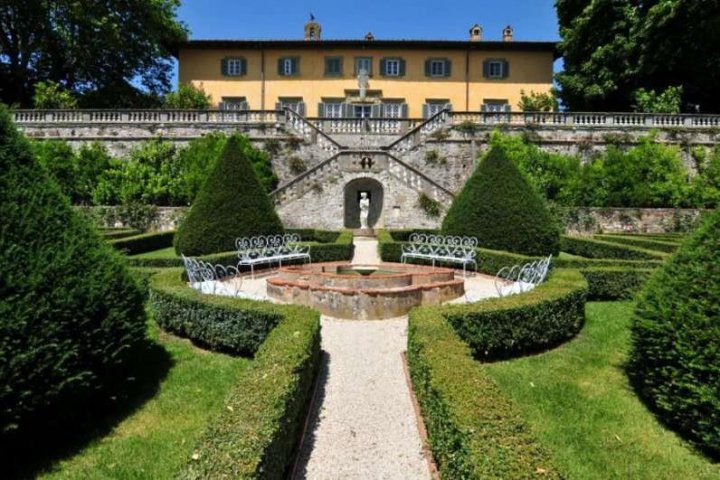 Вилла 1540 <span>м<sup>2</sup></span> — Роскошная вилла с садом и парком  - Италия, Лукка