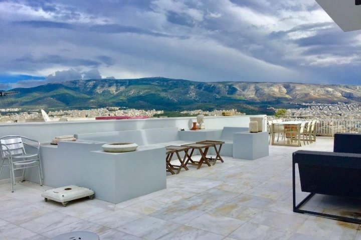 Апартаменты в центре Афин с видом на море и гору 