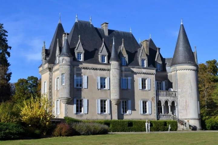Дом 150000 <span>м<sup>2</sup></span> — Замок в Лудеаке  - Франция, Лудеак