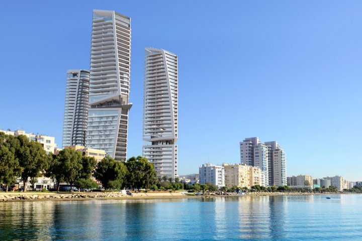Квартиры в новом комплексе Trilogy Limassol на первой линии 