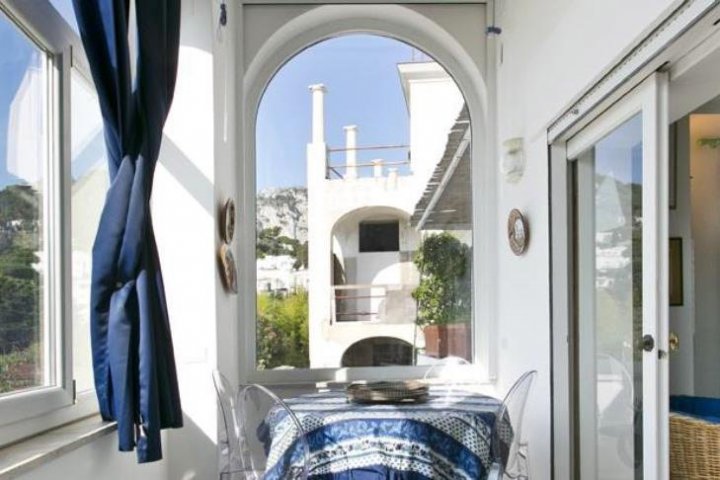 Апартаменты с видом на море на острове Капри 