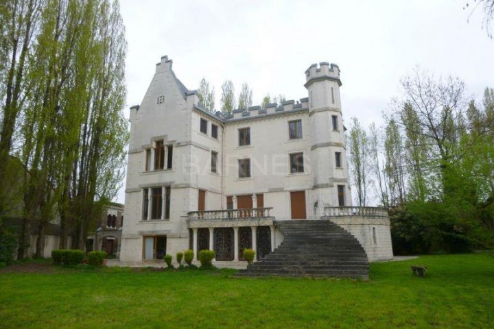 Дом 1100 <span>м<sup>2</sup></span> — Замок на берегу озера Энгьен  - Франция