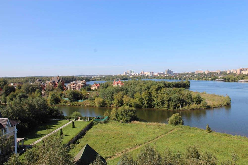 Погода в мякинино. Поселок береста в Мякининской пойме. Остров Мякинино. Деревня Мякинино Москва. Коттеджный поселок Мякинино.